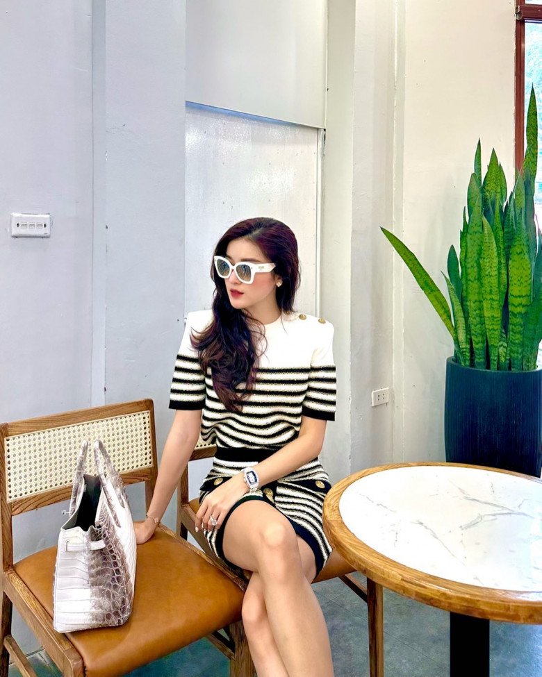 Mỹ nhân ngủ gật triệu like, được báo Trung khen là &#34;Quốc bảo Việt Nam&#34;, ăn mặc toát &#34;mùi tiền&#34; - 5