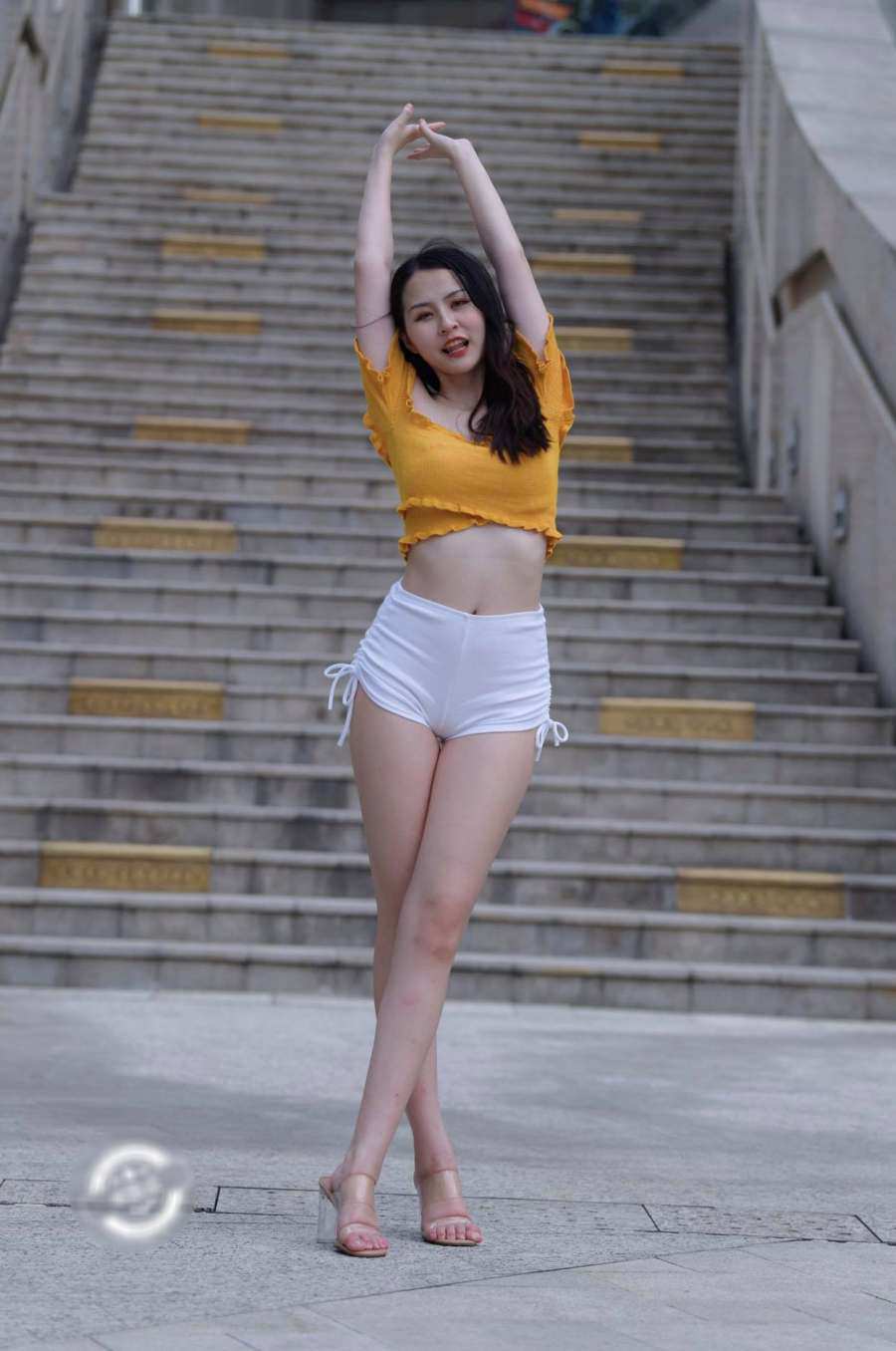 Áo ngắn với quần cộc: Kiểu mix trang phục của các cô gái này không hợp ra đường - 3