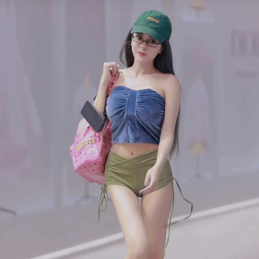 Áo ngắn với quần cộc: Kiểu mix trang phục của các cô gái này không hợp ra đường - 2
