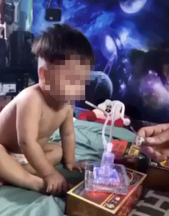 Bé 3 tuổi nghi bị ép hút ma túy: Công an tạm giam “người tình của mẹ cháu bé” - 2