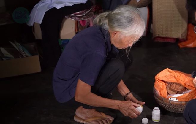 Người phụ nữ 73 tuổi nuôi 5 con tâm thần, đau đớn xích chân các con suốt chục năm để không bị ăn đòn - 1