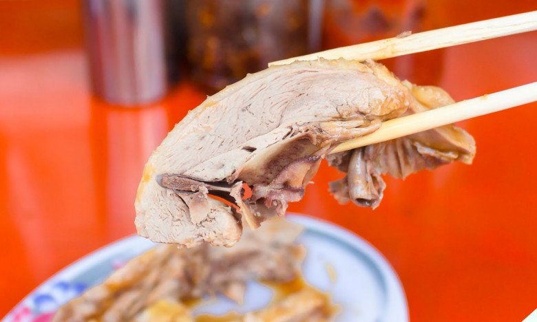 Luộc vịt cứ thả thứ này vào, thịt hết sạch mùi hôi tanh, miếng nào cũng mềm ngon gấp 10 lần - 1
