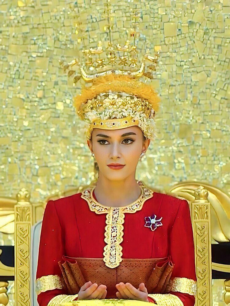 Nhan sắc cô gái cưới Hoàng tử Brunei: Vén chiếc khăn che, lộ gương mặt làm công chúng choáng ngợp - 1