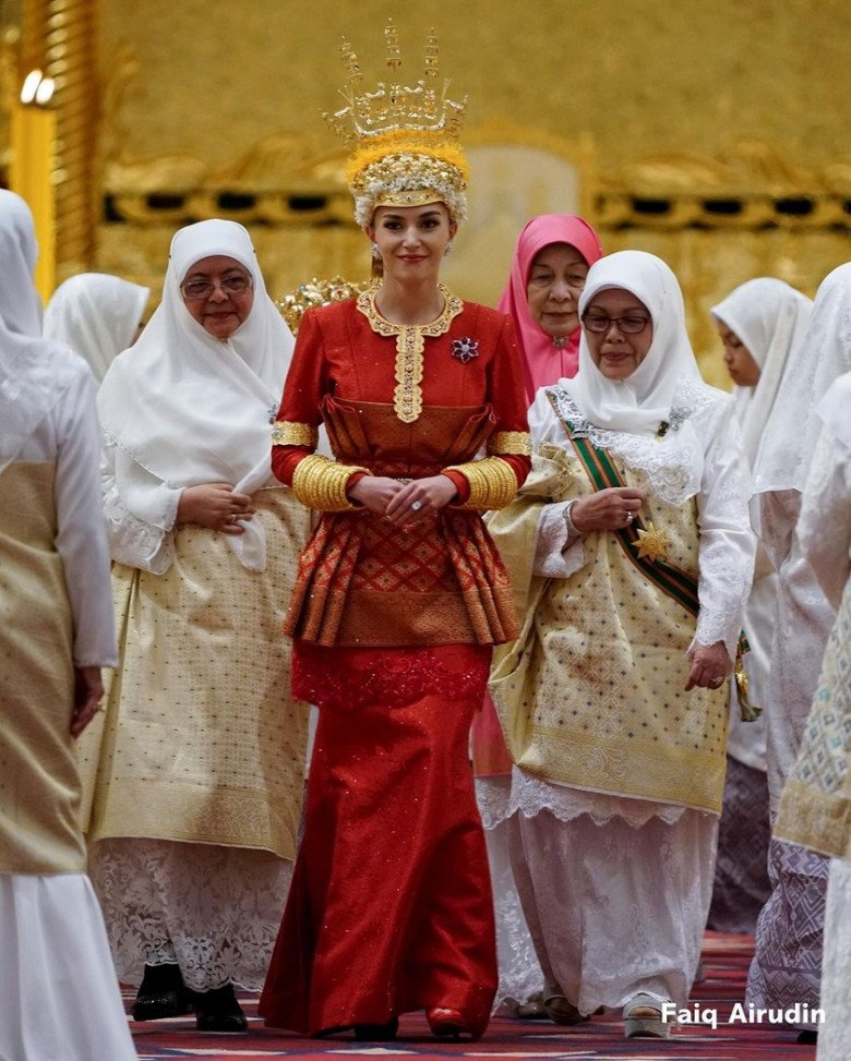 Nhan sắc cô gái cưới Hoàng tử Brunei: Vén chiếc khăn che, lộ gương mặt làm công chúng choáng ngợp - 2
