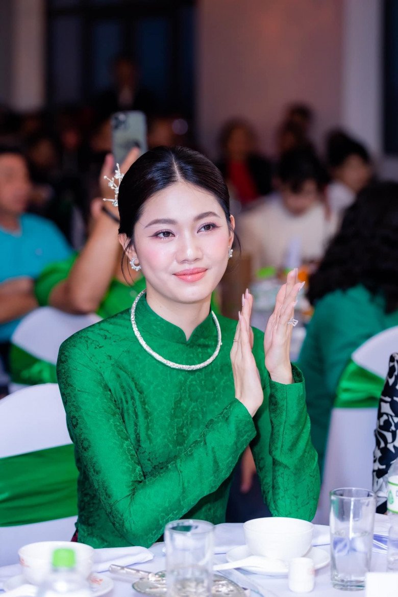 2 mẹ bỉm của Hoa hậu Việt Nam 2016 hội ngộ: Mỹ nhân từng bị Đỗ Mỹ Linh &#34;đánh bại&#34; nay không kém sắc vóc - 16