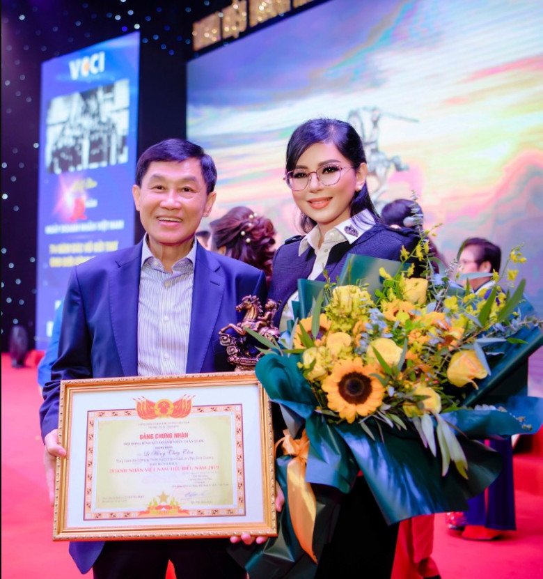 Tiếp viên hàng không lấy chồng tỷ phú, U60 vẫn đẹp sắc sảo, Hoa hậu áp lực khi chụp hình cùng - 10