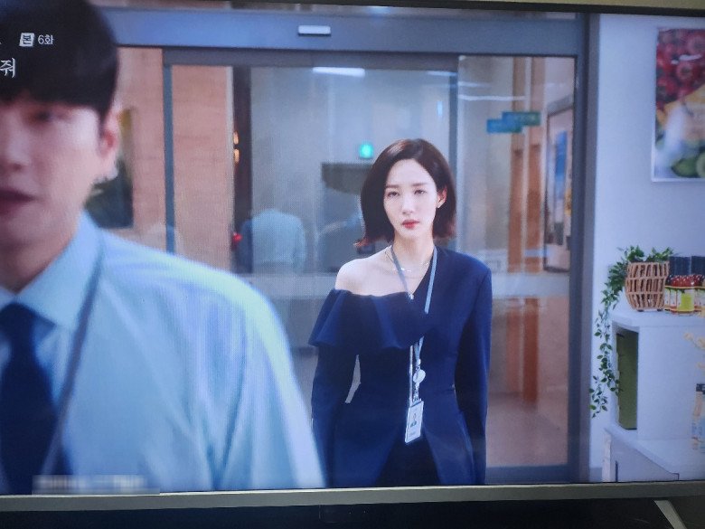Trang phục đi làm của Park Min Young bị netizen Hàn &#34;ném đá&#34;, phản ứng của CĐM Việt mới bất ngờ - 1