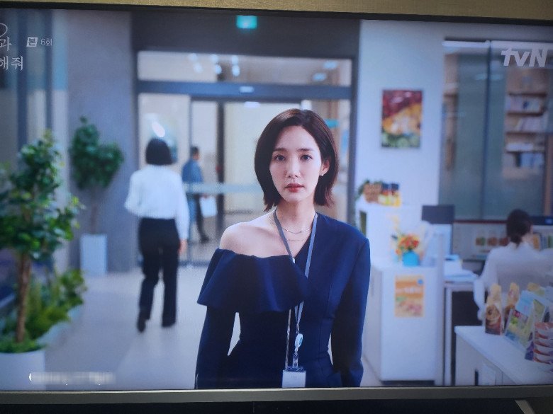 Trang phục đi làm của Park Min Young bị netizen Hàn &#34;ném đá&#34;, phản ứng của CĐM Việt mới bất ngờ - 2