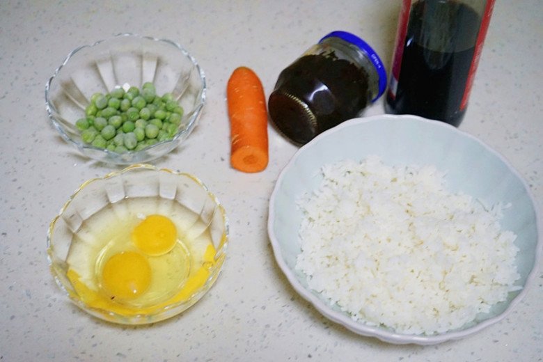 Cách làm cơm rang thập cẩm đơn giản mà ngon, để ăn sáng, trưa hay chiều đều được - 1