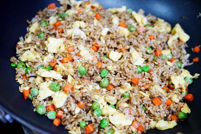 Cách làm cơm rang thập cẩm đơn giản mà ngon, để ăn sáng, trưa hay chiều đều được - 6
