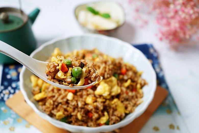 Cách làm cơm rang thập cẩm đơn giản mà ngon, để ăn sáng, trưa hay chiều đều được - 9