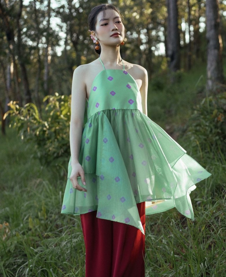 Áo yếm dẫn đầu xu hướng Tết 2024, nàng mặc vào hở mỗi tấm lưng đủ "hớp hồn" bao ánh nhìn - 1