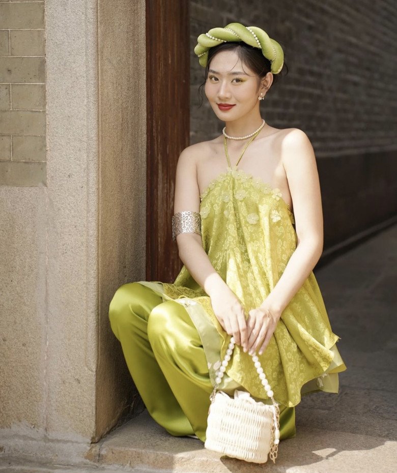 Áo yếm dẫn đầu xu hướng Tết 2024, nàng mặc vào hở mỗi tấm lưng đủ "hớp hồn" bao ánh nhìn - 4