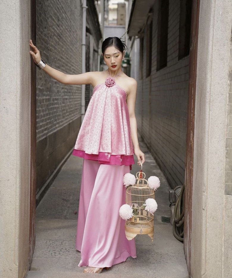 Áo yếm dẫn đầu xu hướng Tết 2024, nàng mặc vào hở mỗi tấm lưng đủ "hớp hồn" bao ánh nhìn - 5