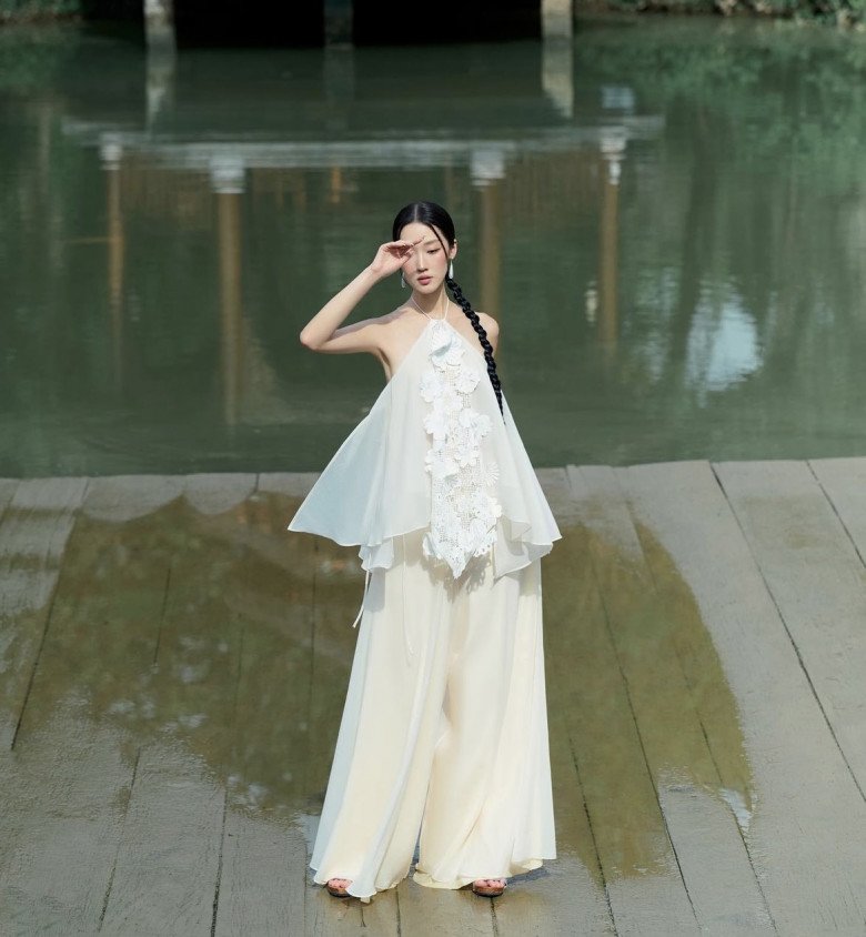 Áo yếm dẫn đầu xu hướng Tết 2024, nàng mặc vào hở mỗi tấm lưng đủ "hớp hồn" bao ánh nhìn - 11