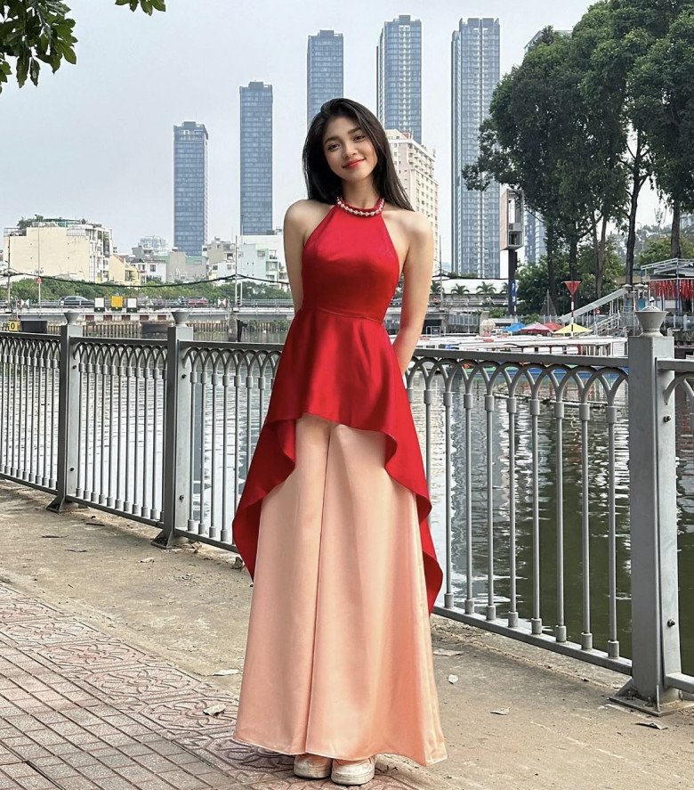 Áo yếm dẫn đầu xu hướng Tết 2024, nàng mặc vào hở mỗi tấm lưng đủ "hớp hồn" bao ánh nhìn - 10