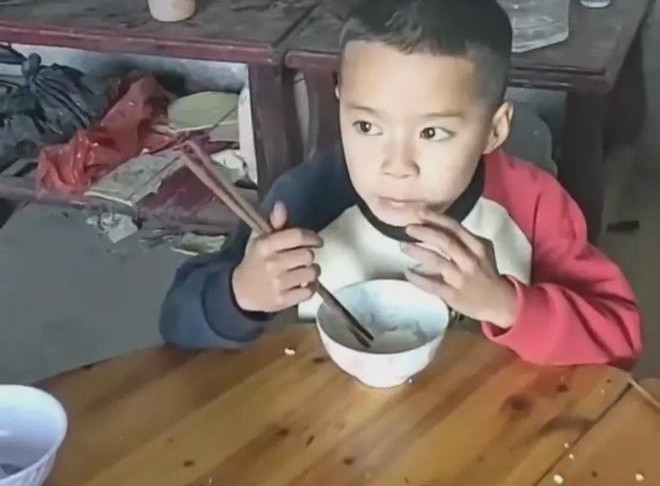Về nhà chồng cũ thu dọn đồ đạc, thấy khung cảnh sau cánh cửa người phụ nữ òa khóc - 1