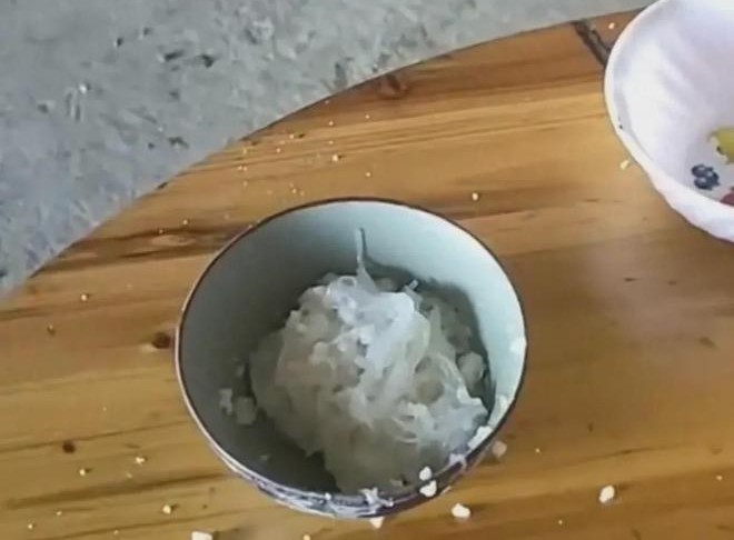 Về nhà chồng cũ thu dọn đồ đạc, thấy khung cảnh sau cánh cửa người phụ nữ òa khóc - 2