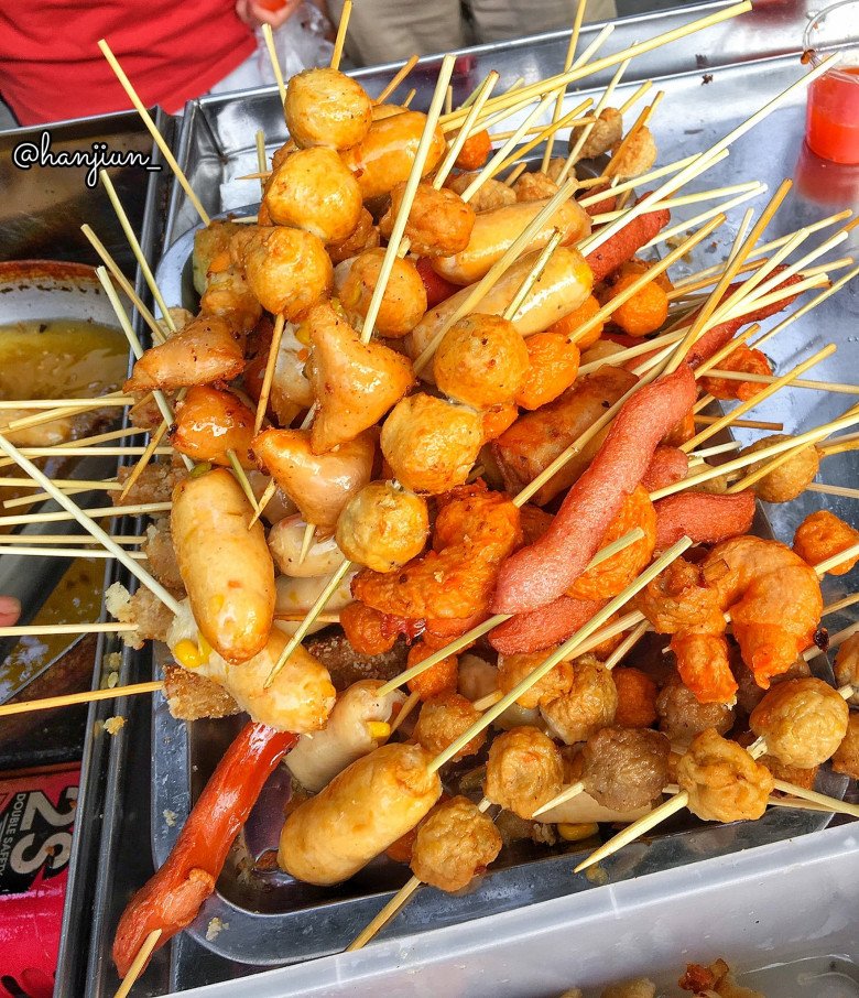 1001 địa chỉ “xiên bẩn” ngon - rẻ nhất Hà Nội, chiên đến đâu hết đến đó vì khách đông nghịt - 1