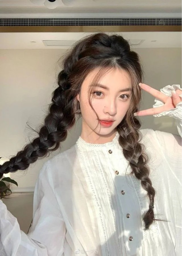 Những kiểu tóc mái hot nhất Tết 2024, giúp nàng trẻ trung, "chuốt" mặt thon gọn - 1