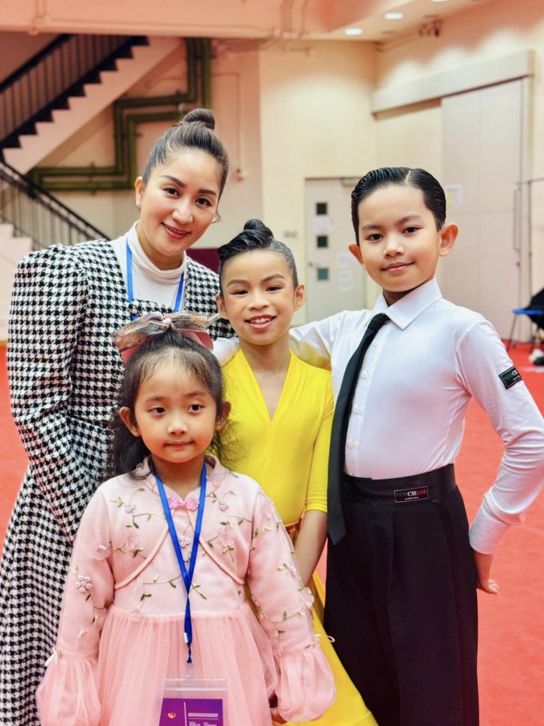 "Cậu mợ" nhà Khánh Thi - Phan Hiển "lên đồ" tại gia, sành điệu như fashionista nhí - 6