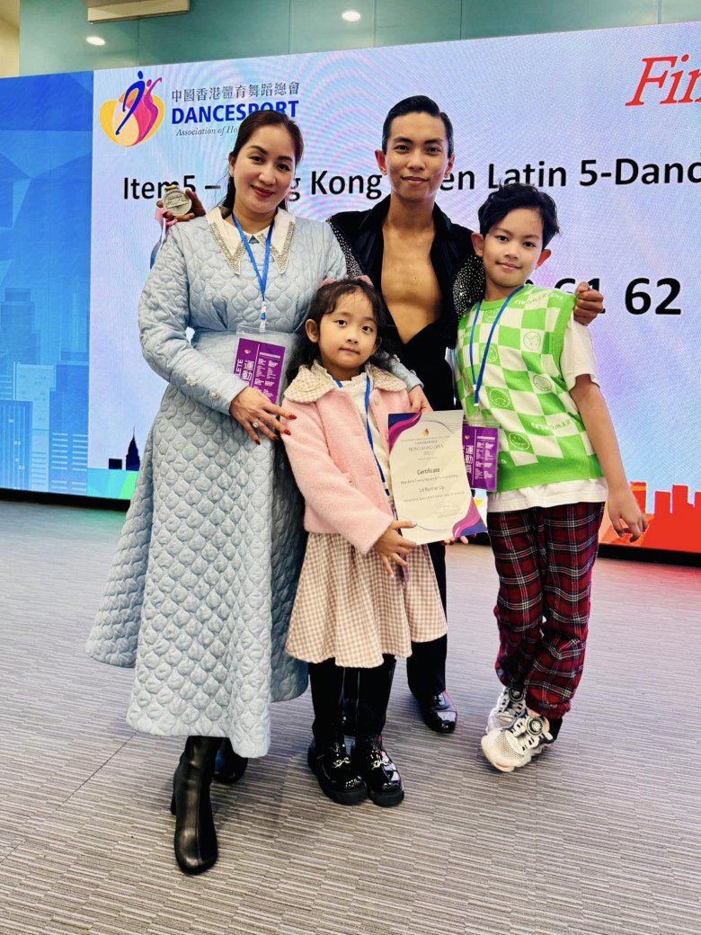 "Cậu mợ" nhà Khánh Thi - Phan Hiển "lên đồ" tại gia, sành điệu như fashionista nhí - 5