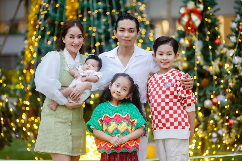 "Cậu mợ" nhà Khánh Thi - Phan Hiển "lên đồ" tại gia, sành điệu như fashionista nhí - 2