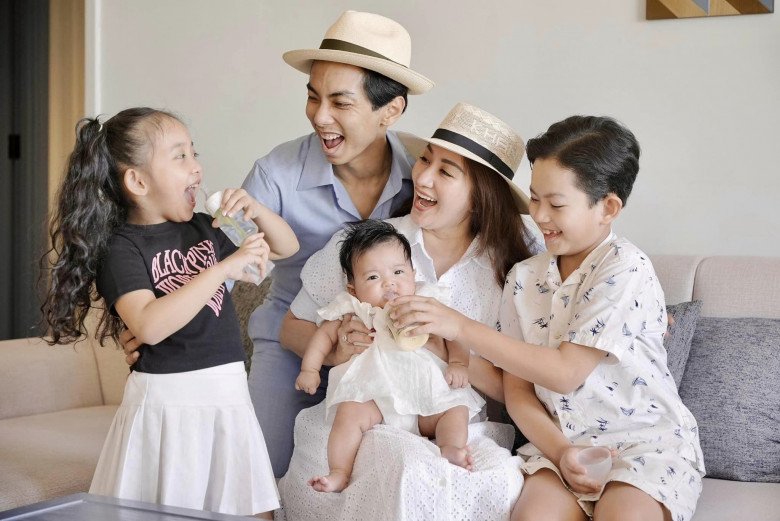 "Cậu mợ" nhà Khánh Thi - Phan Hiển "lên đồ" tại gia, sành điệu như fashionista nhí - 4