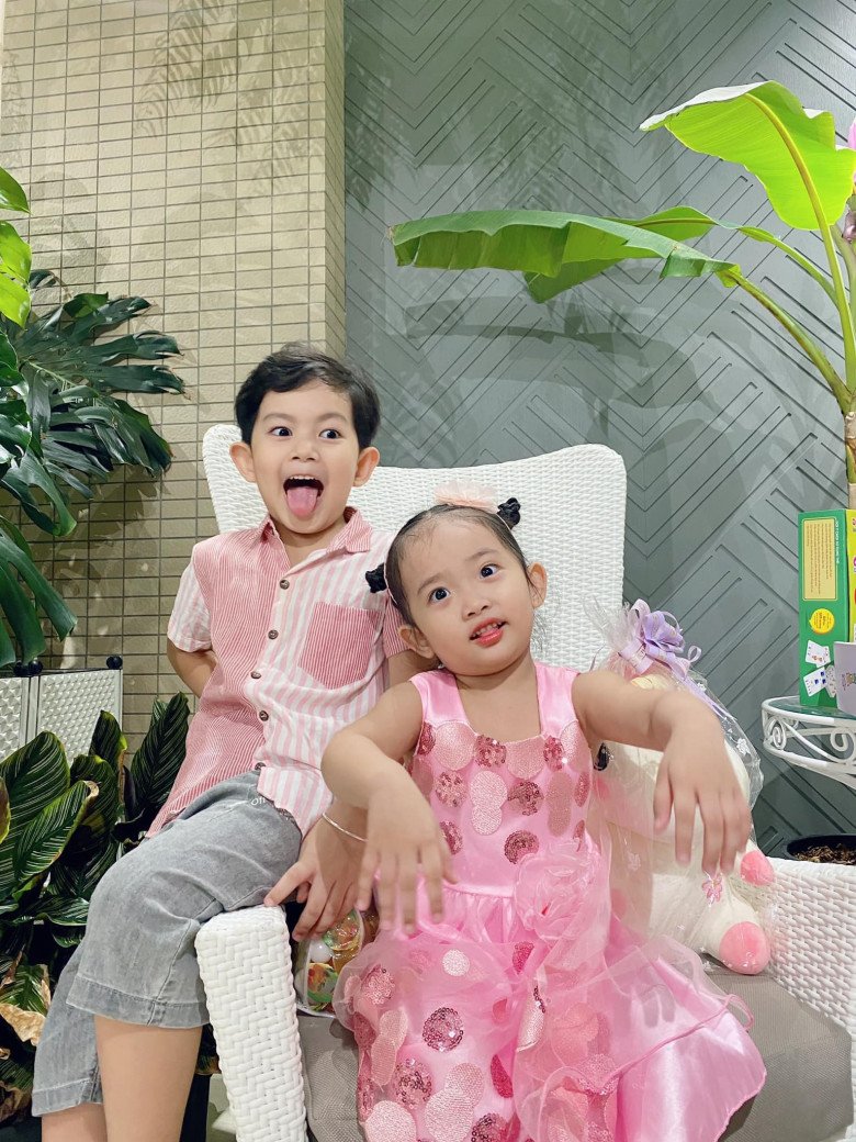 "Cậu mợ" nhà Khánh Thi - Phan Hiển "lên đồ" tại gia, sành điệu như fashionista nhí - 10