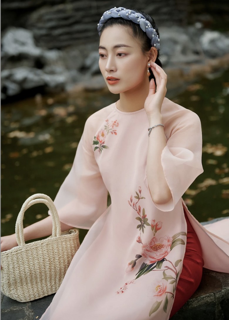 4 kiểu túi xách giúp chị em diện áo dài Tết đẹp như nàng thơ, có mẫu còn khéo "hack" dáng - 1