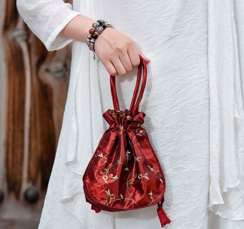 4 kiểu túi xách giúp chị em diện áo dài Tết đẹp như nàng thơ, có mẫu còn khéo "hack" dáng - 5