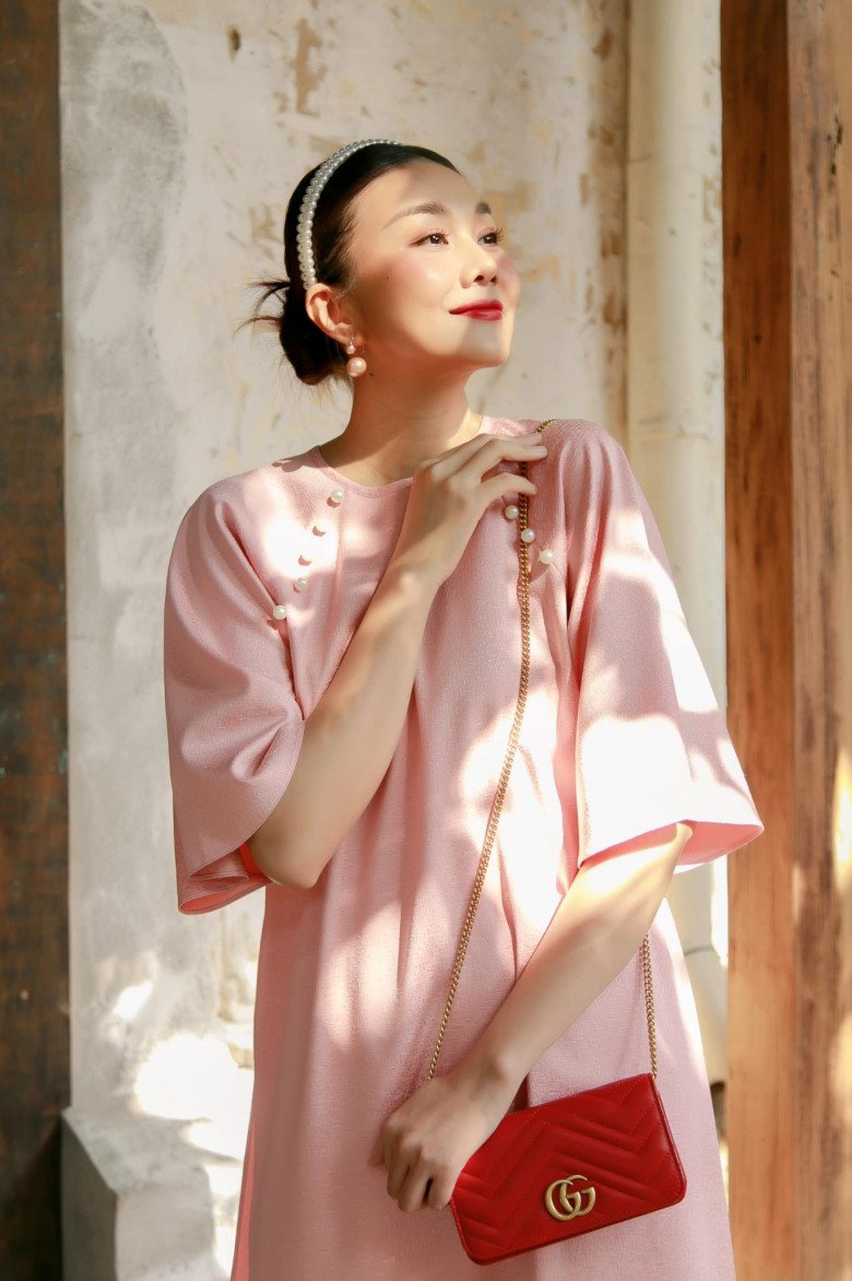 4 kiểu túi xách giúp chị em diện áo dài Tết đẹp như nàng thơ, có mẫu còn khéo "hack" dáng - 10