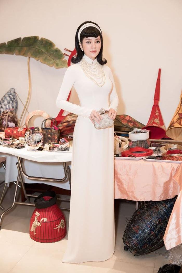 4 kiểu túi xách giúp chị em diện áo dài Tết đẹp như nàng thơ, có mẫu còn khéo "hack" dáng - 9