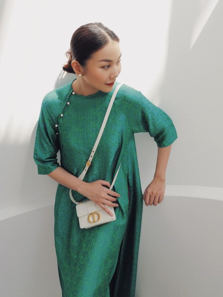 4 kiểu túi xách giúp chị em diện áo dài Tết đẹp như nàng thơ, có mẫu còn khéo "hack" dáng - 11