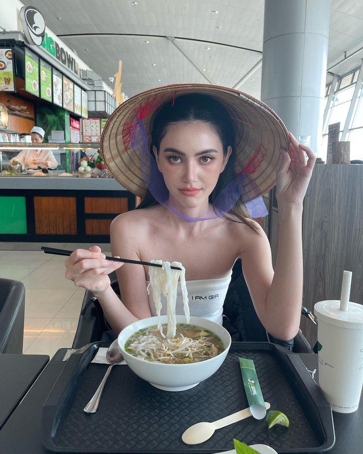 Không có body siêu phẩm, vì sao bông hồng lai nước Bỉ gầy trơ xương vẫn được 18 triệu người theo dõi? - 9