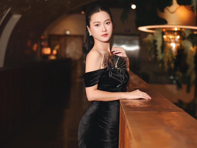 Độc lạ mùa Tết, Lâm Vỹ Dạ mặc áo dài nhưng chọn kiểu trang điểm không giống ai - 7