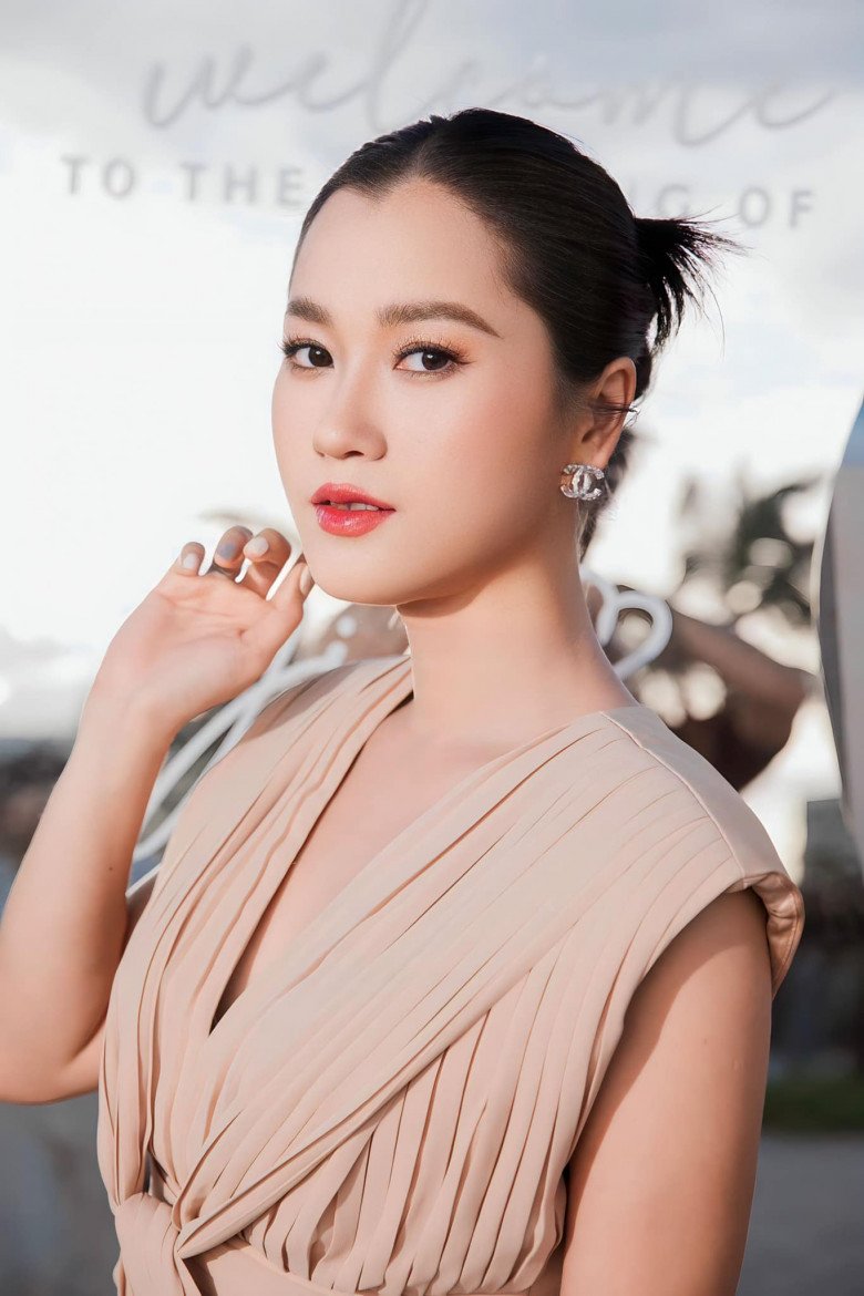 Độc lạ mùa Tết, Lâm Vỹ Dạ mặc áo dài nhưng chọn kiểu trang điểm không giống ai - 8