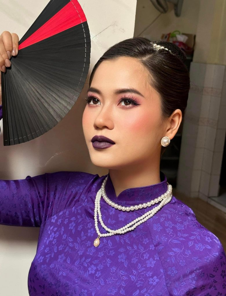 Độc lạ mùa Tết, Lâm Vỹ Dạ mặc áo dài nhưng chọn kiểu trang điểm không giống ai - 1