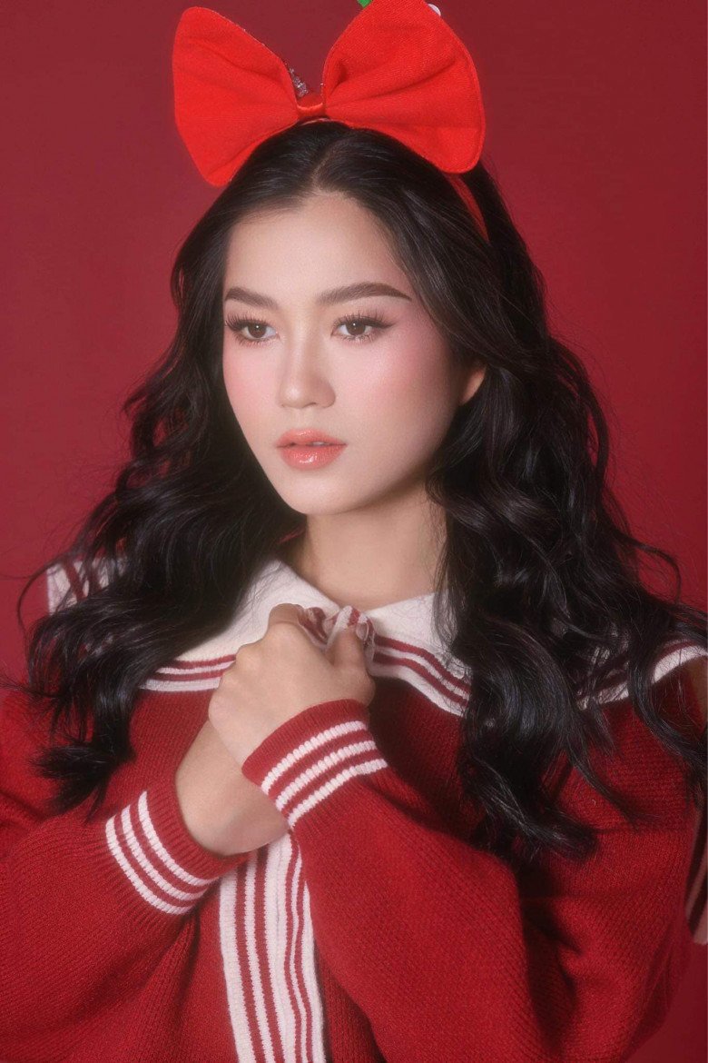 Độc lạ mùa Tết, Lâm Vỹ Dạ mặc áo dài nhưng chọn kiểu trang điểm không giống ai - 9