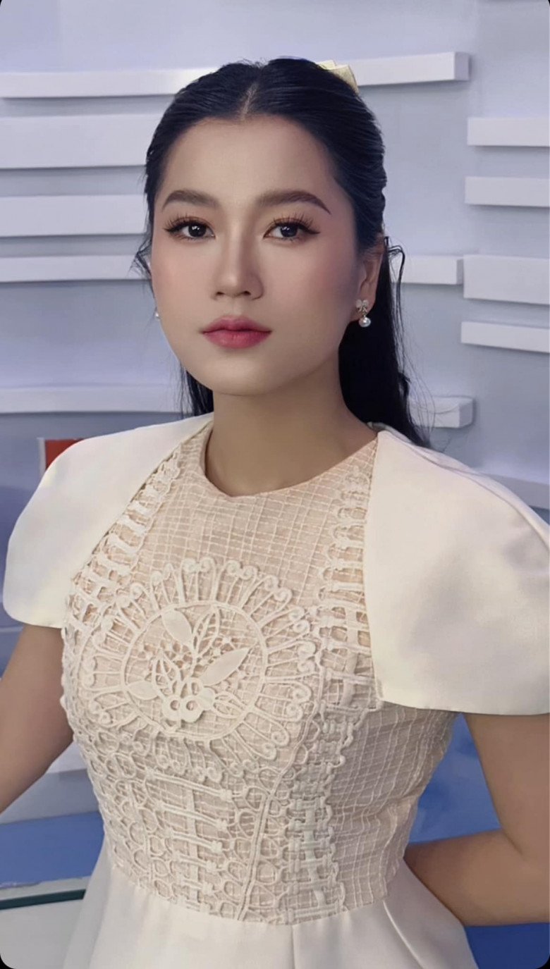 Độc lạ mùa Tết, Lâm Vỹ Dạ mặc áo dài nhưng chọn kiểu trang điểm không giống ai - 10