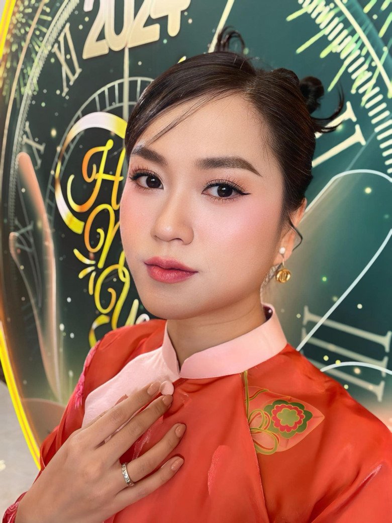 Độc lạ mùa Tết, Lâm Vỹ Dạ mặc áo dài nhưng chọn kiểu trang điểm không giống ai - 5