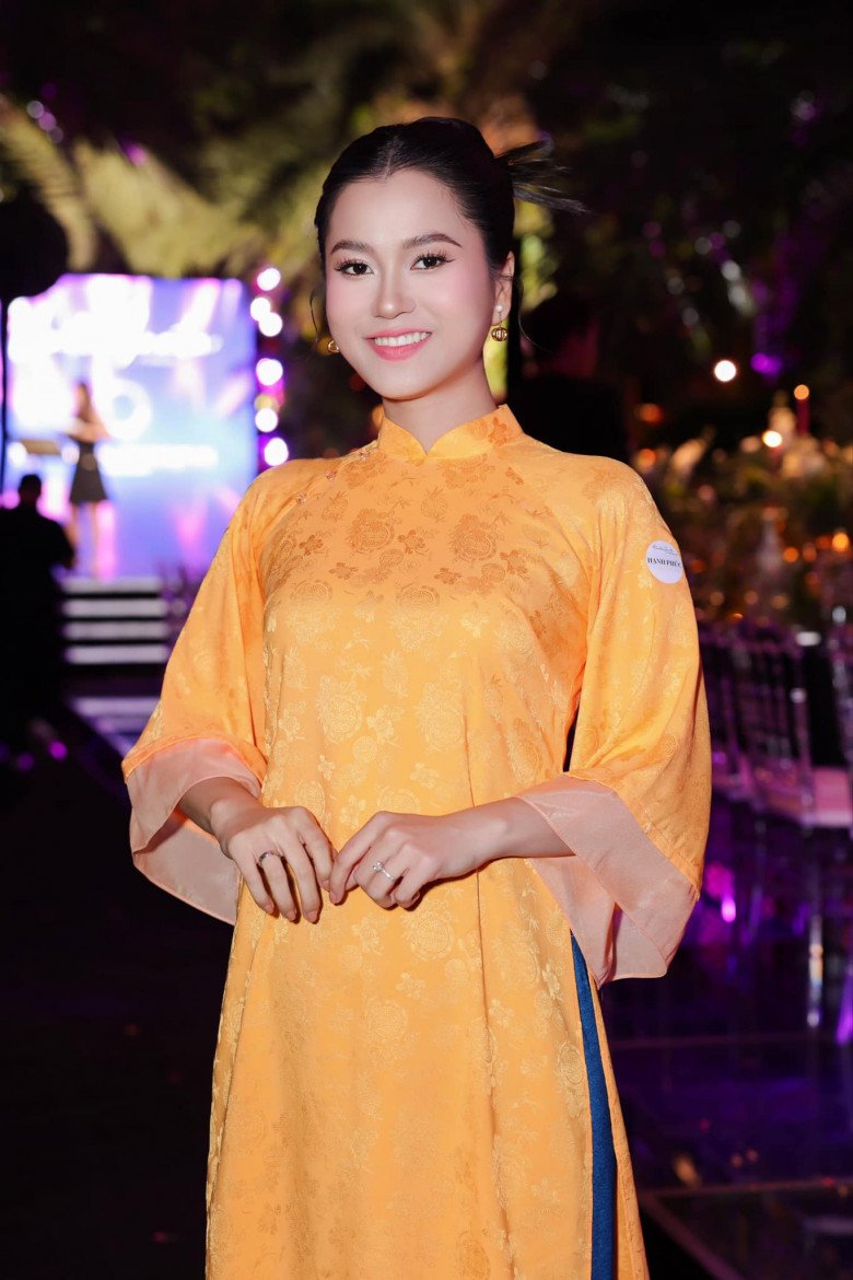 Độc lạ mùa Tết, Lâm Vỹ Dạ mặc áo dài nhưng chọn kiểu trang điểm không giống ai - 6