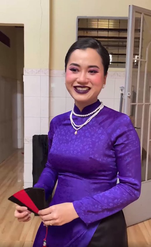 Độc lạ mùa Tết, Lâm Vỹ Dạ mặc áo dài nhưng chọn kiểu trang điểm không giống ai - 2