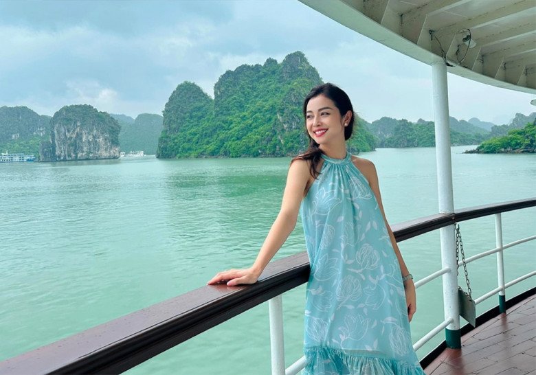 Chán làm quý cô quyến rũ, Jennifer Phạm hoá nữ sinh với trang phục &#34;cưa tuổi&#34; đỉnh cao - 4