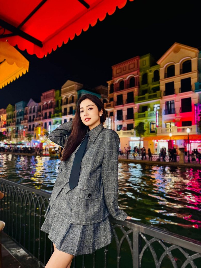 Chán làm quý cô quyến rũ, Jennifer Phạm hoá nữ sinh với trang phục &#34;cưa tuổi&#34; đỉnh cao - 1