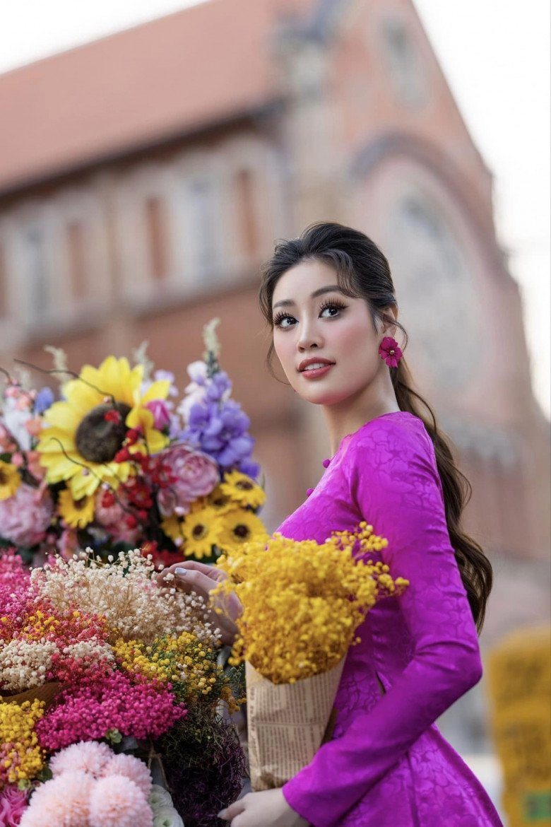 Hoa hậu Khánh Vân xuống phố, mặc áo bà ba màu tím lịm, đi guốc gỗ mà không sến - 1