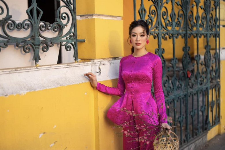 Hoa hậu Khánh Vân xuống phố, mặc áo bà ba màu tím lịm, đi guốc gỗ mà không sến - 4