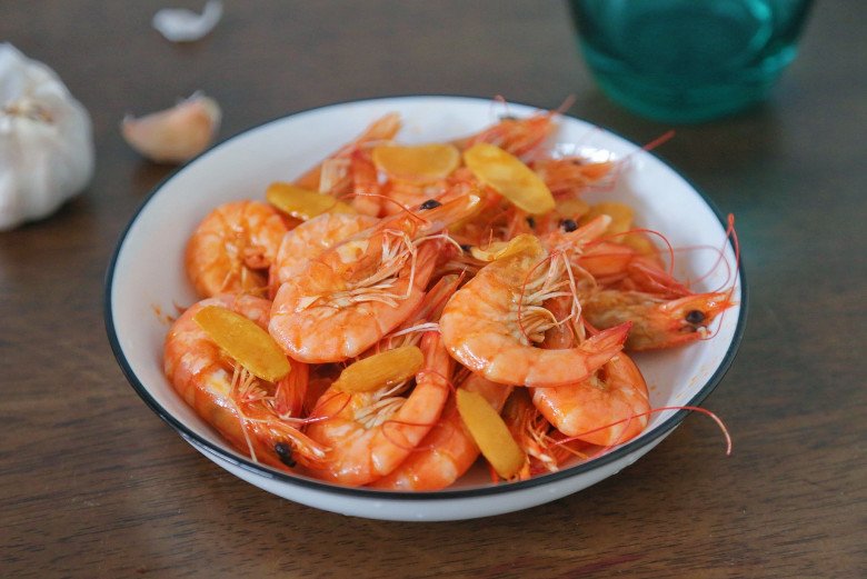 Cách làm tôm om gừng tỏi thơm nức, dễ nấu, chỉ một lát là được món ngon - 7