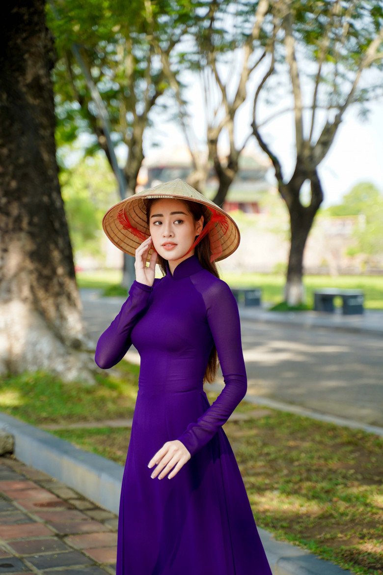 Hoa hậu Khánh Vân xuống phố, mặc áo bà ba màu tím lịm, đi guốc gỗ mà không sến - 9