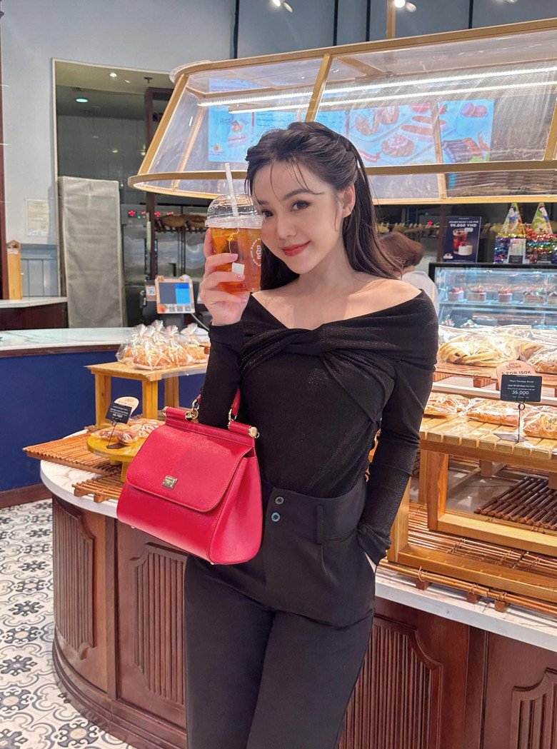 Áo lệch vai vừa khoe xương quai xanh vừa tôn ngực đầy, từ hotgirl tới diễn viên mê mệt - 5